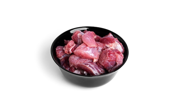 Pedaços de carne de porco crua, isolados no branco.