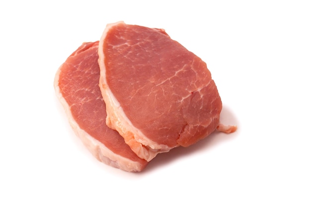 Pedaços de carne de porco crua isolados sobre um fundo branco