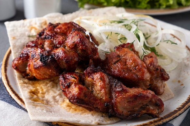 Pedaços de carne de porco para churrasco em um prato