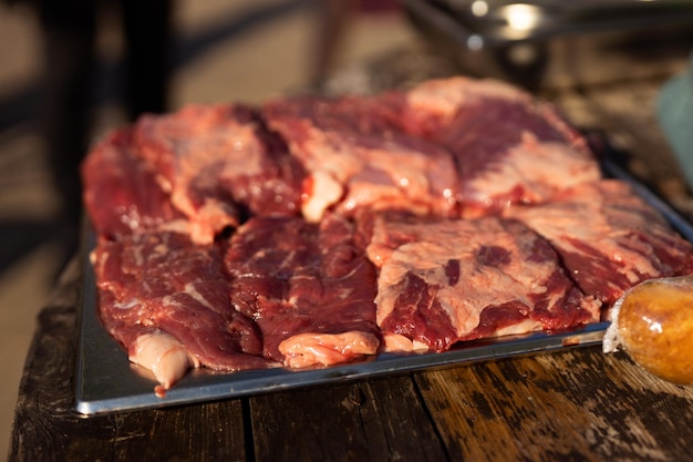 Pedaços de carne vermelha marinada crua para cozinhar no fogo