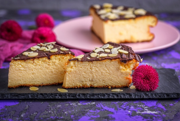 Pedaços de cheesecake com chocolate