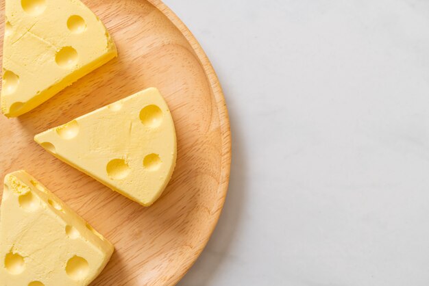 Pedaços de cheesecake com formato de queijo