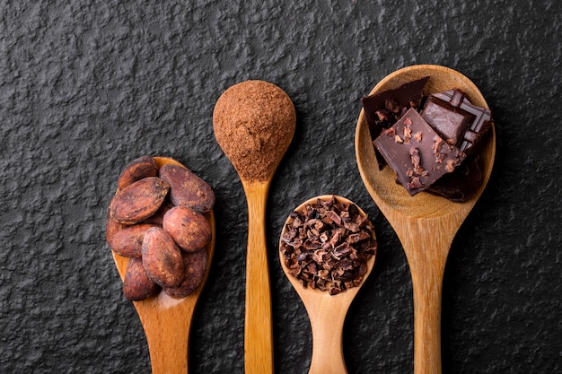 Pedaços de chocolate amargo triturados e cacau, vista superior