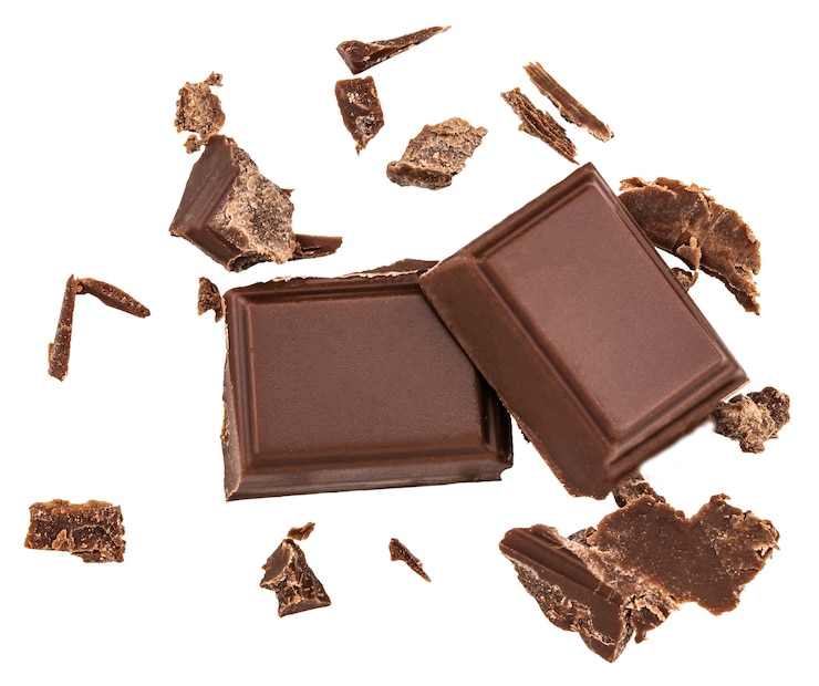 Foto pedaços de chocolate ao leite isolados em branco