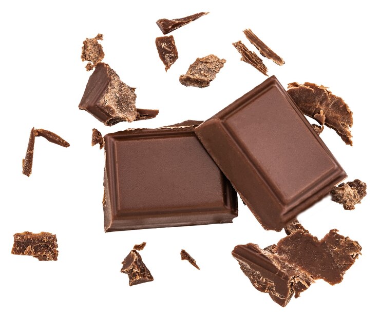 Pedaços de chocolate ao leite isolados no branco.