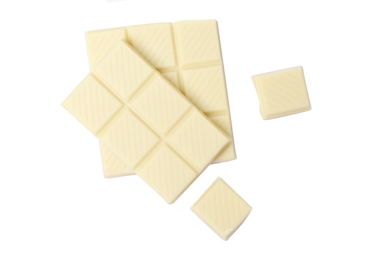 Foto pedaços de chocolate branco isolados em um fundo branco.