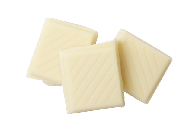 Pedaços de chocolate branco isolados em um fundo branco.