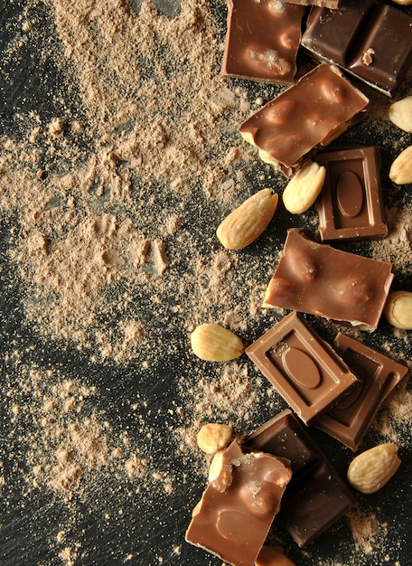 Pedaços de chocolate com amêndoas e cacau em pó