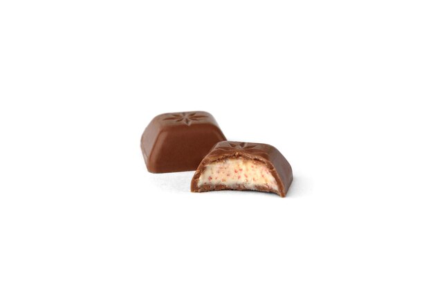 Pedaços de chocolate com recheio de morango isolados no fundo branco