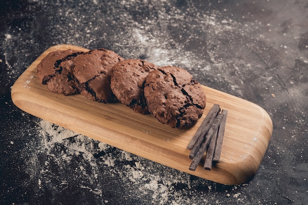 Pedaços de chocolate em uma placa de madeira