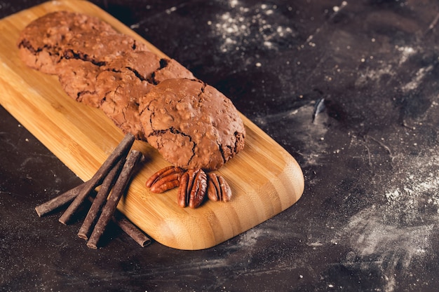 Pedaços de chocolate em uma placa de madeira