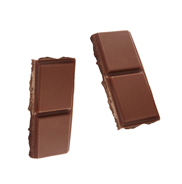 pedaços de chocolate isolados em branco