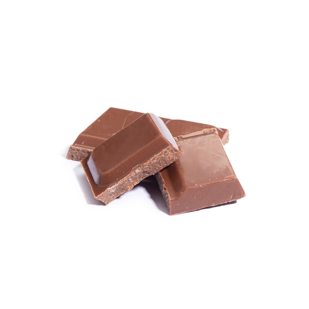 Pedaços de chocolate isolados em branco