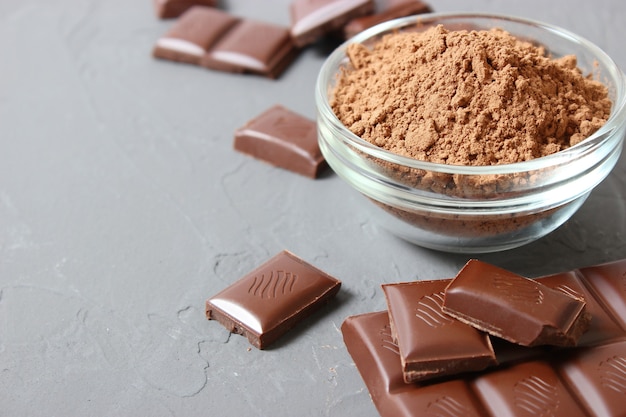 Pedaços de chocolate na mesa closeup