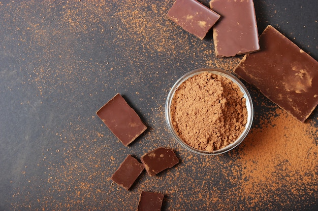 Pedaços de chocolate na mesa closeup