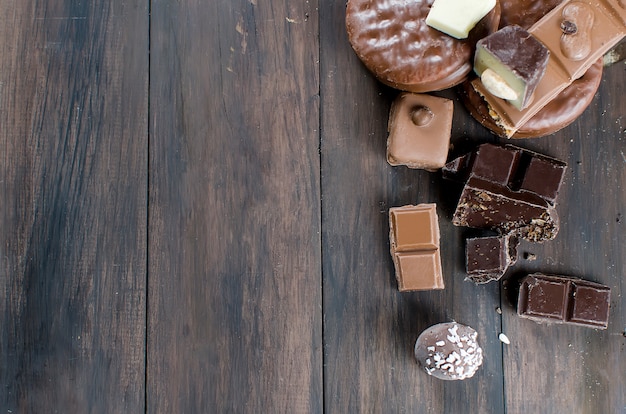 Pedaços de chocolate na mesa de madeira