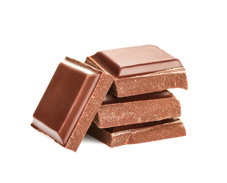 Foto pedaços de chocolate quebrados em fundo branco