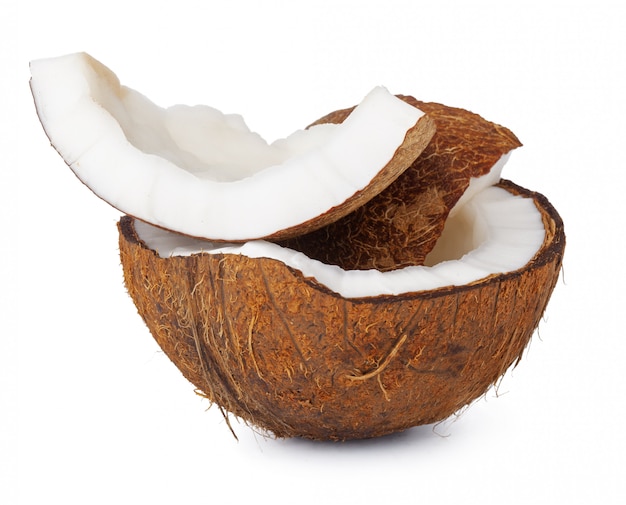 Pedaços de coco isolados em um fundo branco