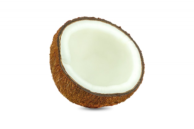 Pedaços de coco isolados no branco