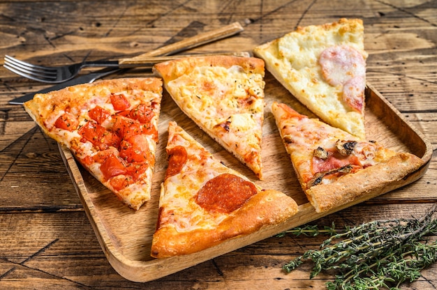 Pedaços de diferentes tipos de pizza.