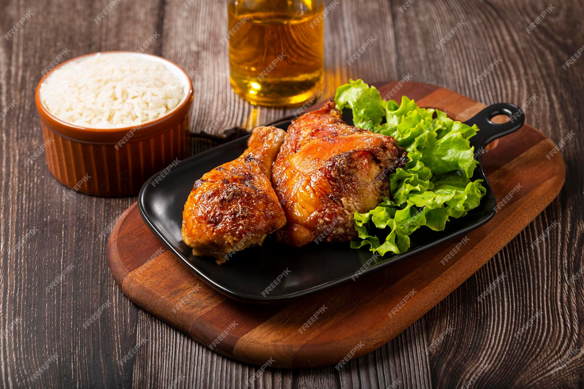 pedaços de fígado frito com cebola, folhas frescas de saladas 4424283 Foto  de stock no Vecteezy