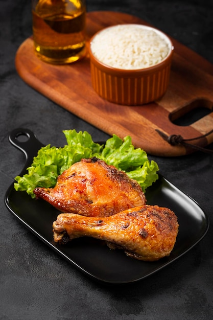 Foto pedaços de frango assado com salada de alface