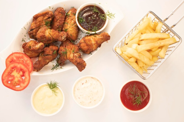 Pedaços de frango com batatas fritas com fundo branco