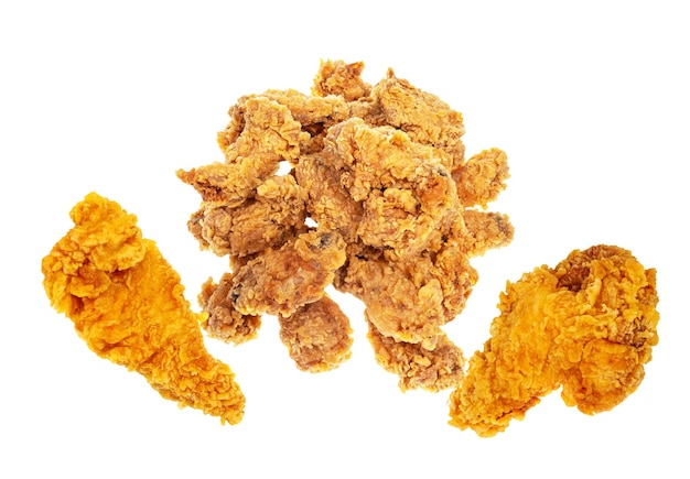 Pedaços de frango picantes em fundo branco