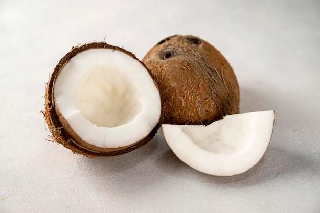 Pedaços de frutas de nozes frescas de coco em fundo brilhante