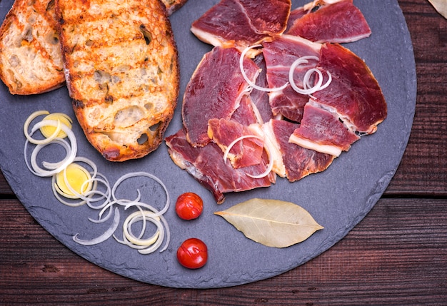 Pedaços de jamon e pão branco frito