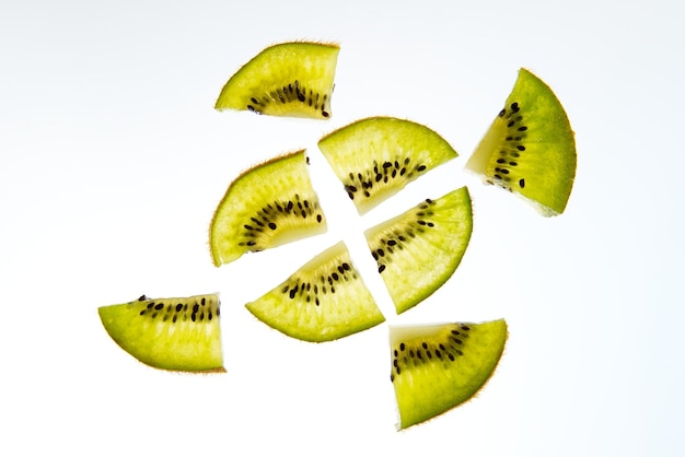 Pedaços de kiwi em um fundo claro.