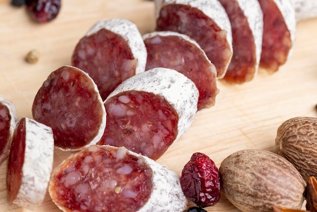 Pedaços de linguiça fatiada com mofo branco deliciosa e fresca linguiça italiana em molde comestível branco