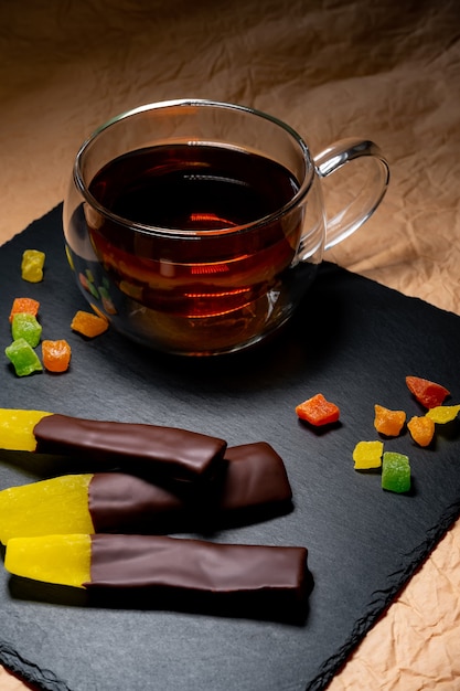 Pedaços de maracujá em chocolate no fundo de uma xícara de chá