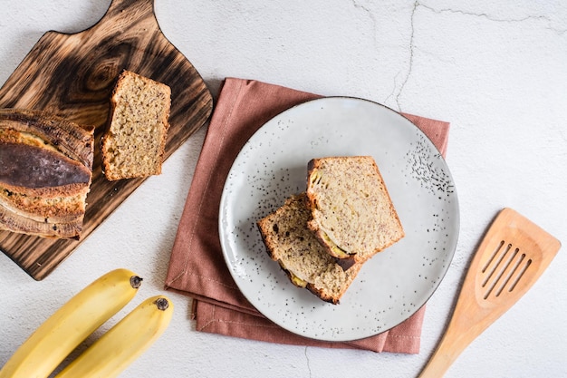 Pedaços de pão de banana em um prato na mesa Café da manhã caseiro Vista superior