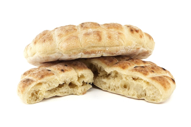 Pedaços de pão plano pita são empilhados um em cima do outro isolados em fundo branco