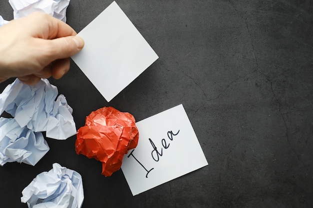 Pedaços de papel coloridos. O conceito de criatividade e a formação de ideias. Pensamento criativo. Papel voador.