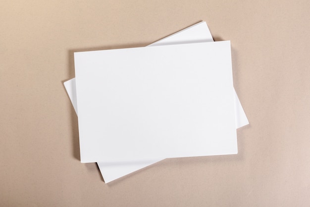 Pedaços de papel em branco para mock-se em um bege