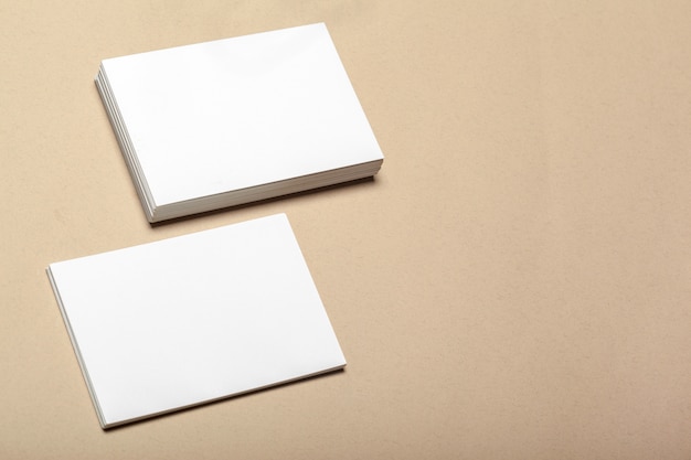 Pedaços de papel em branco para mock up em um bege