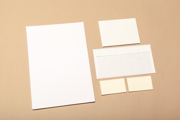 Pedaços de papel em branco sobre uma superfície bege