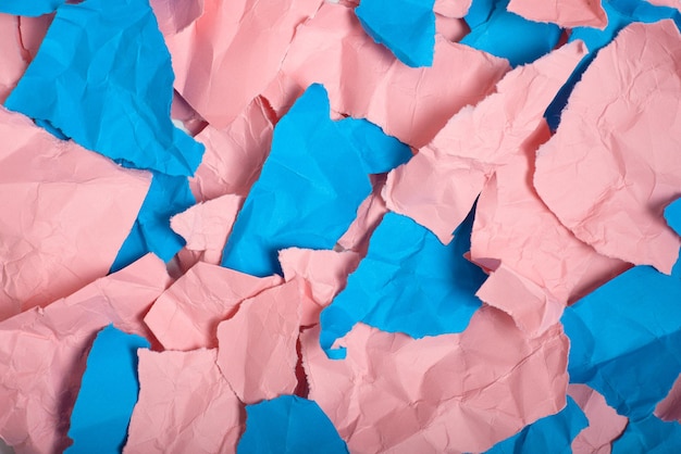 Foto pedaços de papel rosa e azul amassados e rasgados textura de fundo