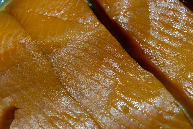 Pedaços de peixe salmão salgado no mercado