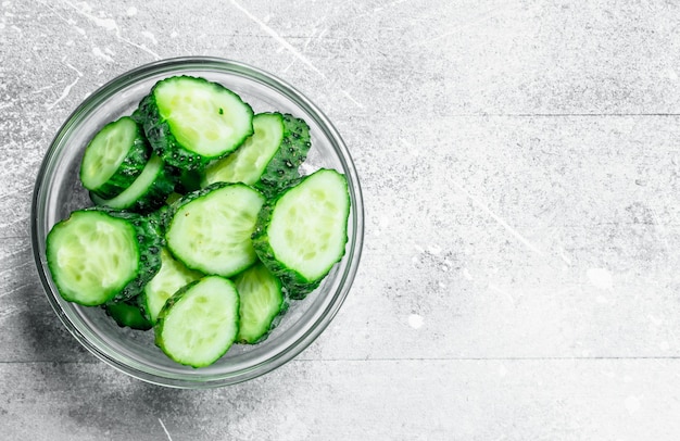 Pedaços de pepino fresco em uma tigela de vidro