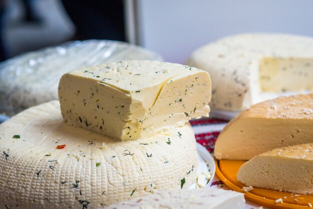 Pedaços de queijo com especiarias