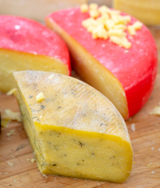 Pedaços de queijo de fazenda.