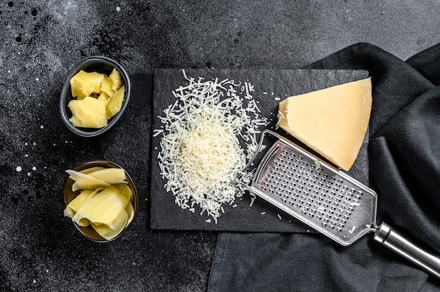 Pedaços de queijo duro parmigiano reggiano.