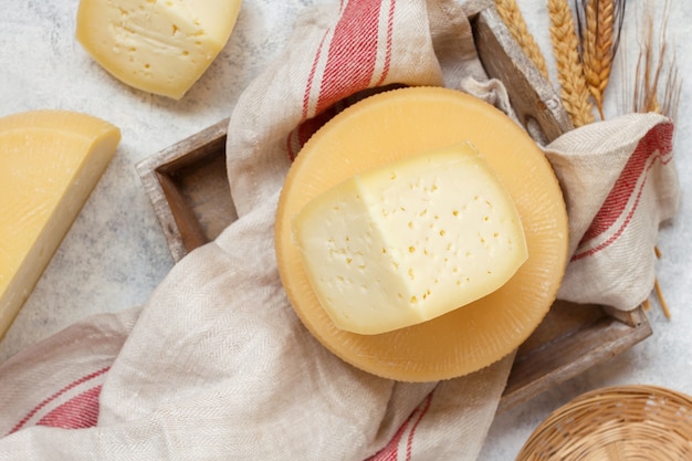 Pedaços de queijo italiano caseiro fresco em uma bandeja com vista de cima