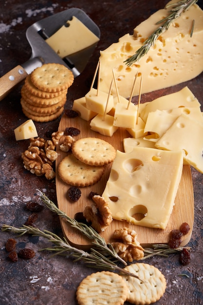 Pedaços de queijo, nozes, passas, lanches para o vinho. Espaço de cópia apetitiva