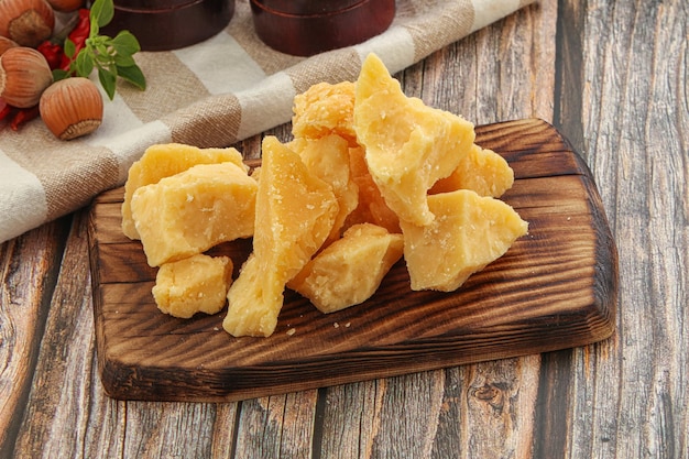 Pedaços de queijo parmesão duro triturado