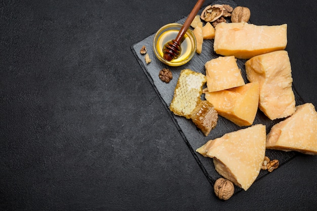 Pedaços de queijo parmesão ou parmigiano e mel