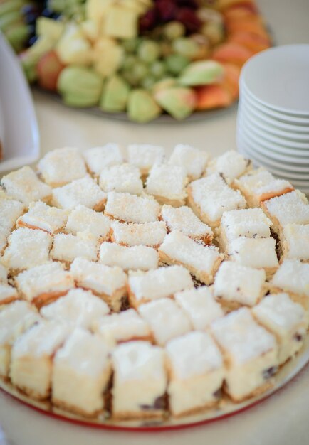 Pedaços de saboroso bolo branco com coco